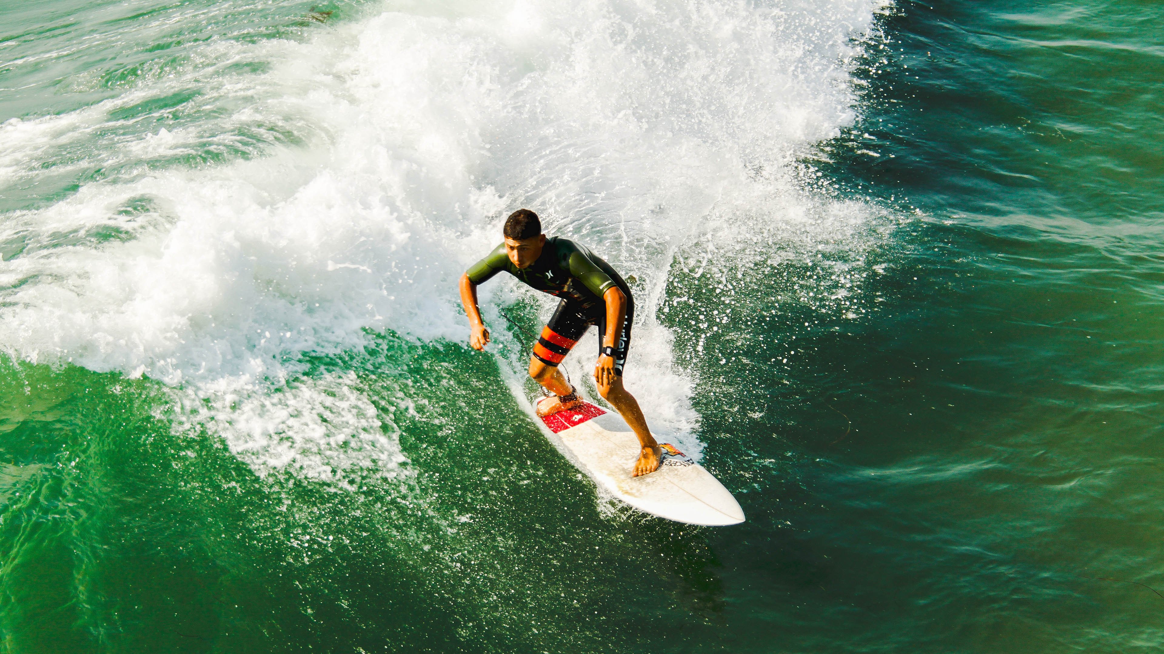 田径赛场焦点！中国队对阵韩国队，超级对决，球迷热情点燃赛场