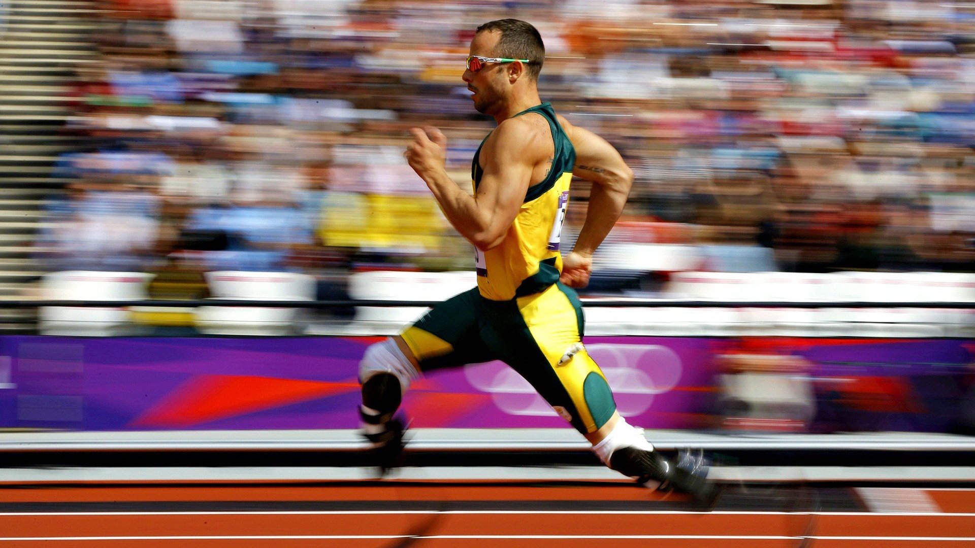 梅西回归赛场，战术调整首场状态亮眼，雄鹿观众沸腾！